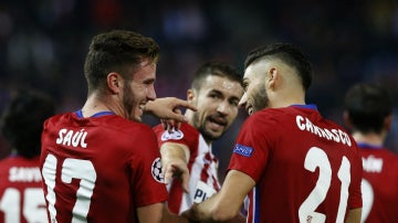 Saúl celebra su gol junto a Carrasco