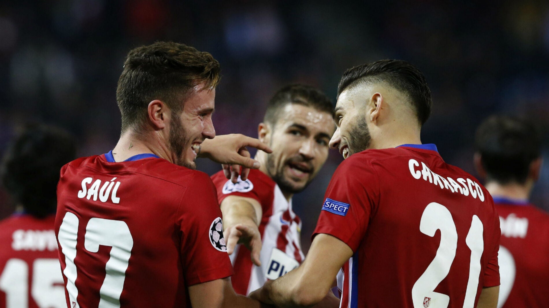 Sa&uacute;l celebra su gol junto a Carrasco