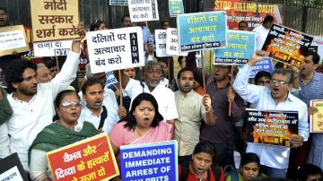 Miles de intocables indios exigen justicia tras la muerte de dos niños