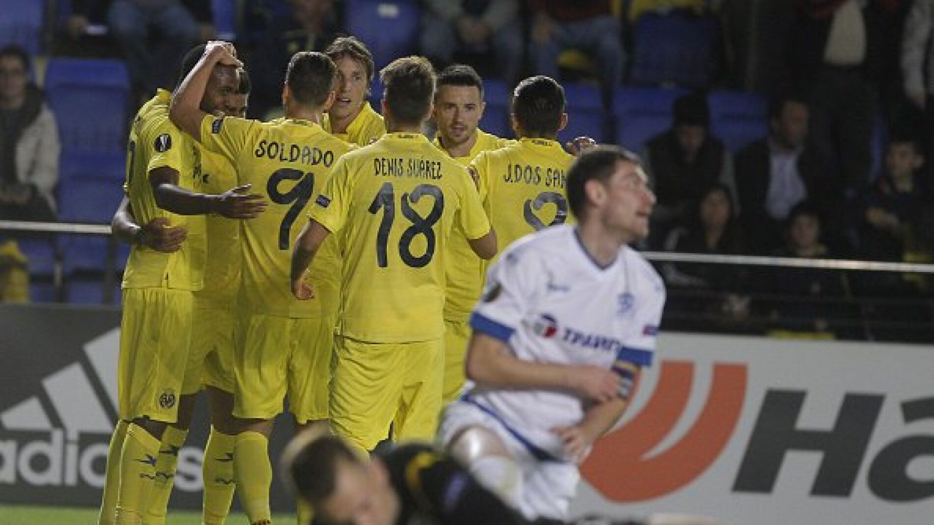 Los jugadores del Villarreal celebran el gol de Bakambu