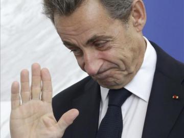 Sarkozy saluda a la prensa en su llegada al Congreso del PPE