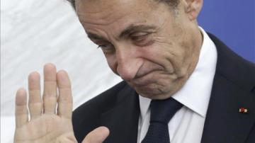 Sarkozy saluda a la prensa en su llegada al Congreso del PPE