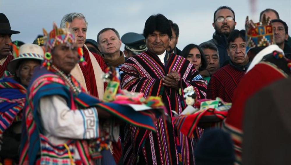 Evo Morales festeja su récord de permanencia en el poder en Bolivia