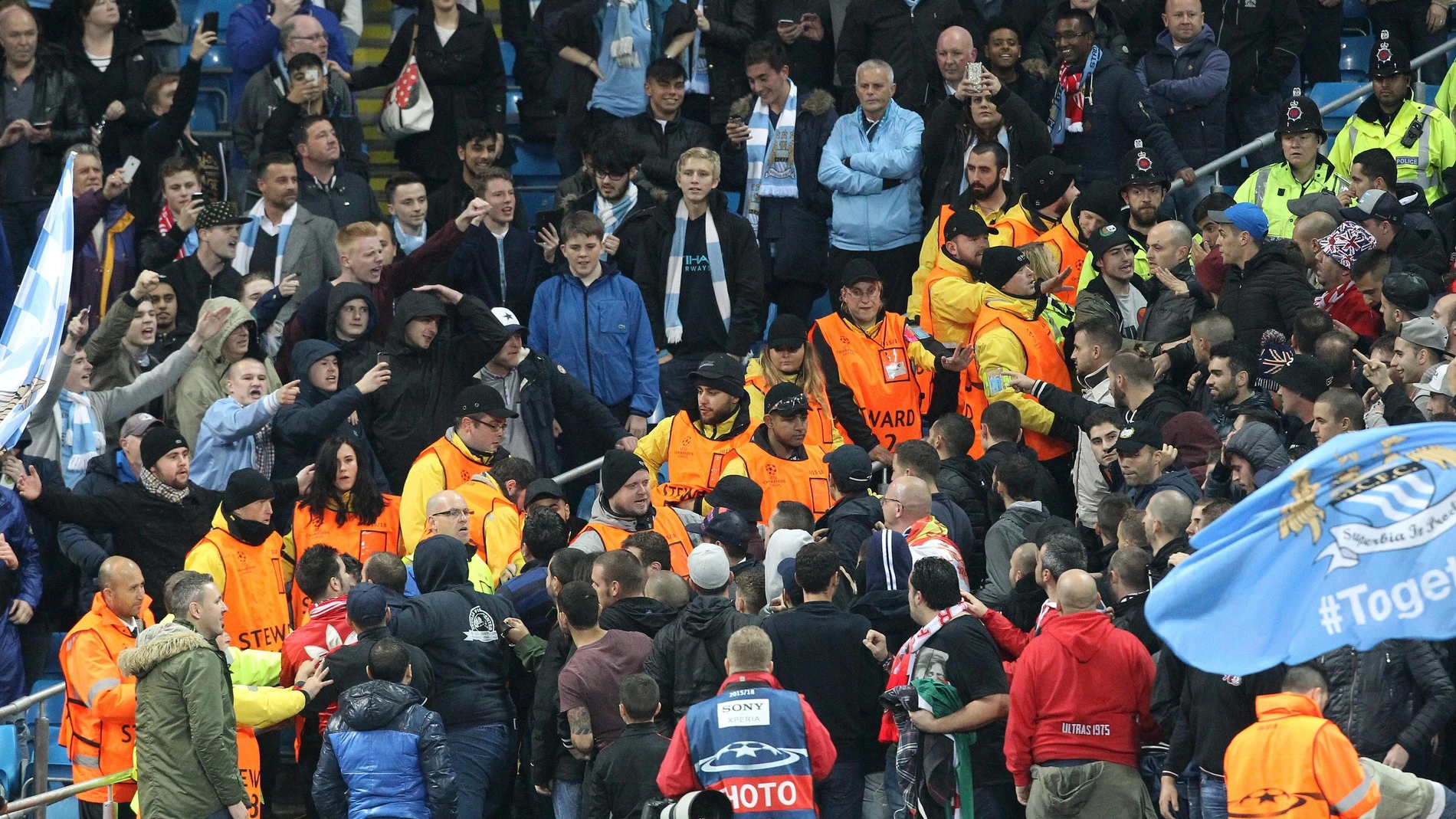 Aficionados del City intercambian palabras con seguidores del Sevilla en el Etihad Aficionados del City intercambian palabras con seguidores del Sevilla en el Etihad