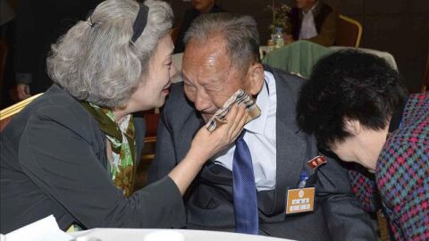 Familiares reencontrados en Corea.