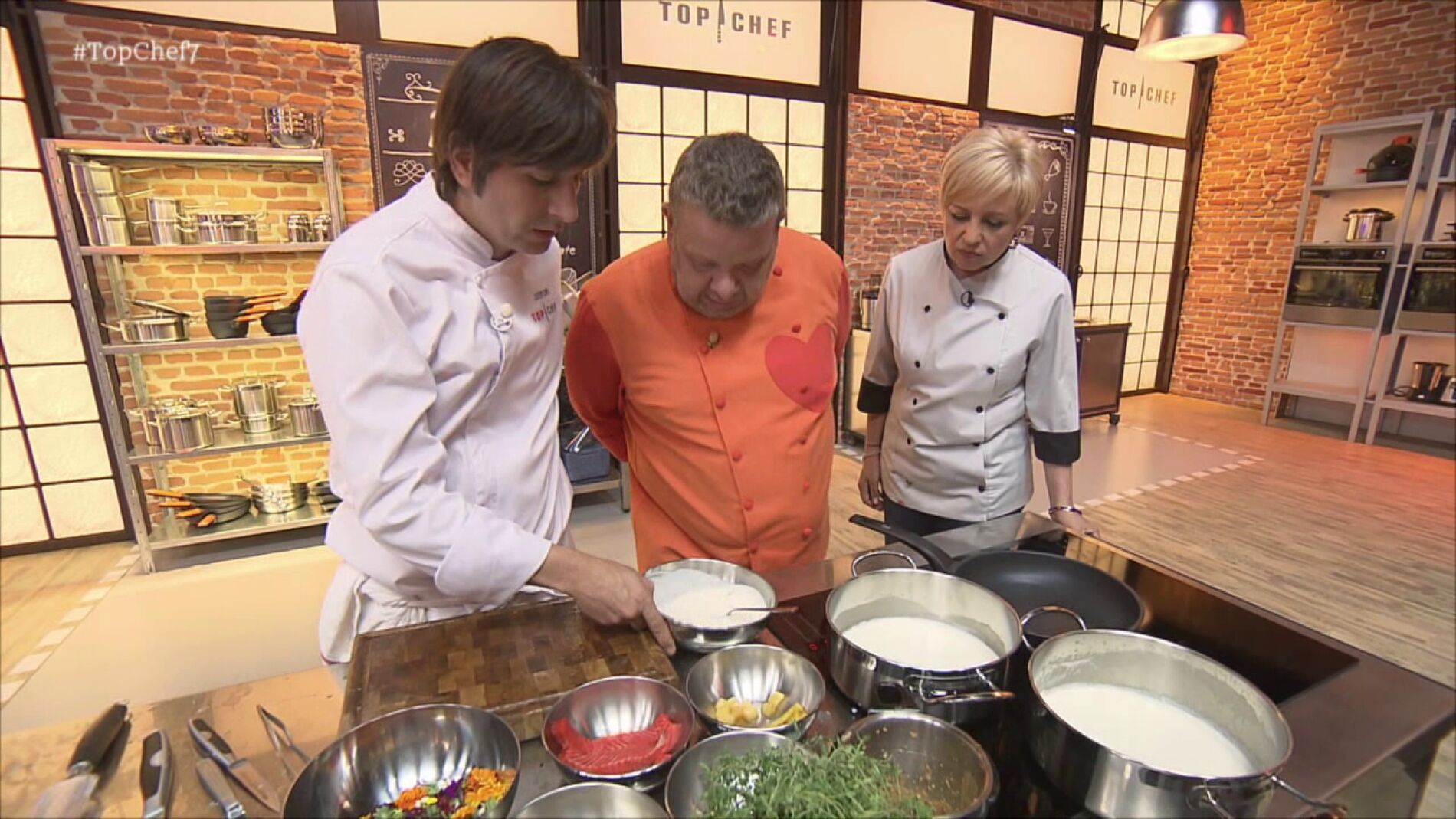 &Aacute;lex, Montse y Sergio tienen que hacer un plato con salm&oacute;n, turr&oacute;n, salchich&oacute;n, ciruelas y crestas de gallo en la &uacute;ltima oportunidad 