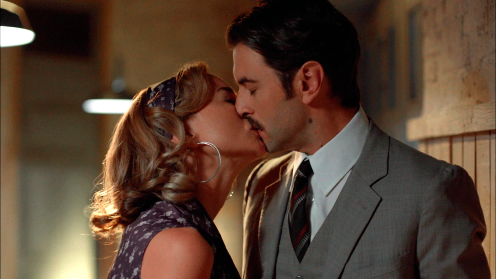 ¿Por qué besa Clara a Mateo?