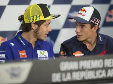 Valentino Rossi dialoga con Marc Márquez