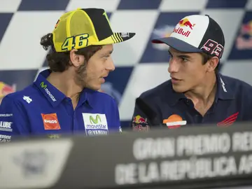 Valentino Rossi dialoga con Marc Márquez Valentino Rossi dialoga con Marc Márquez