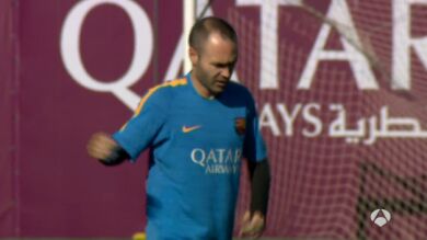 Iniesta se entrena sin problemas y apunta al partido contra el Eibar