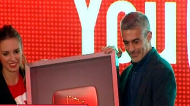 Antena 3 recibe el 'Botón de oro' tras alcanzar el millón de suscriptores en Youtube