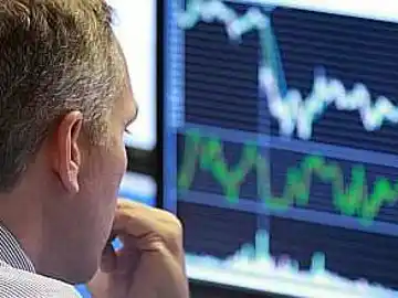 Un empleado en su puesto de trabajo Un empleado en su puesto de trabajo