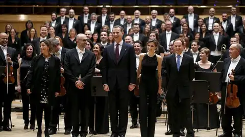 Los Reyes posan junto a la orquesta tras el tradicional Concierto de los Premios Princesa de Asturias Los Reyes posan junto a la orquesta tras el tradicional Concierto de los Premios Princesa de Asturias