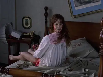 10. 'El Exorcista' se ha convertido en otro clásico inmortal. Inspirada en hechos reales, la espeluznante transformación de una niña poseída es problablemente la película de miedo más popular de la historia del cine. 10. 'El Exorcista' se ha convertido en otro clásico inmortal. Inspirada en hechos reales, la espeluznante transformación de una niña poseída es problablemente la película de miedo más popular de la historia del cine.