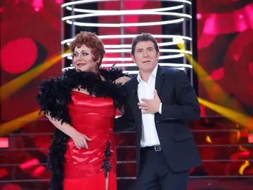 Falete vuelve a lucirse sobre el escenario imitando a Sara Montiel Falete vuelve a lucirse sobre el escenario imitando a Sara Montiel