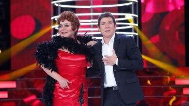 Falete vuelve a lucirse sobre el escenario imitando a Sara Montiel