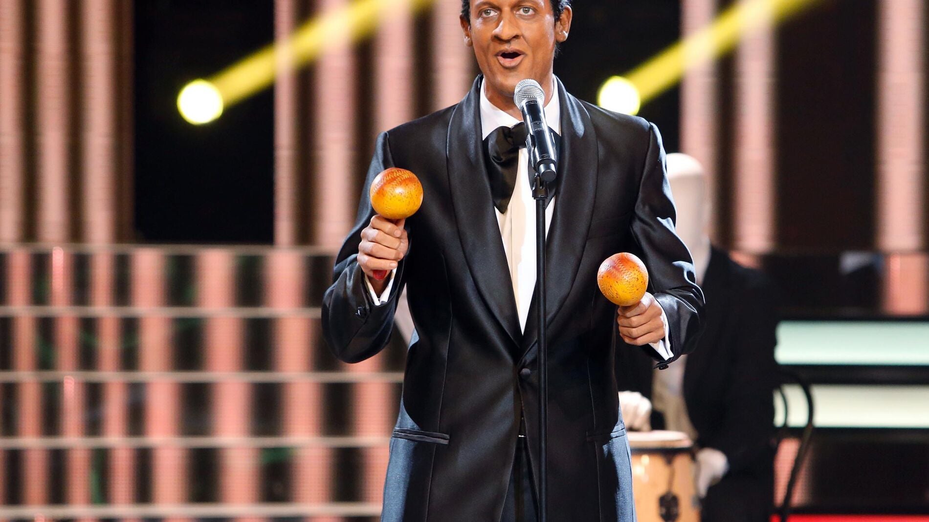 Edu Soto inunda el plat&oacute; de ternura cantando 'Angelitos negros' de Antonio Mach&iacute;n