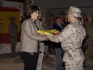 La vicepresidenta del Gobierno, Soraya Sáenz de Santamaría, recibe la bandera de manos del jefe del contingente español