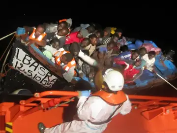 Salvamento Marítimo durante el rescate de una embarcación en las costas de Gran Canaria Salvamento Marítimo durante el rescate de una embarcación en las costas de Gran Canaria