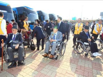 Miembros de las dos Coreas se reencuentran tras más de 60 años