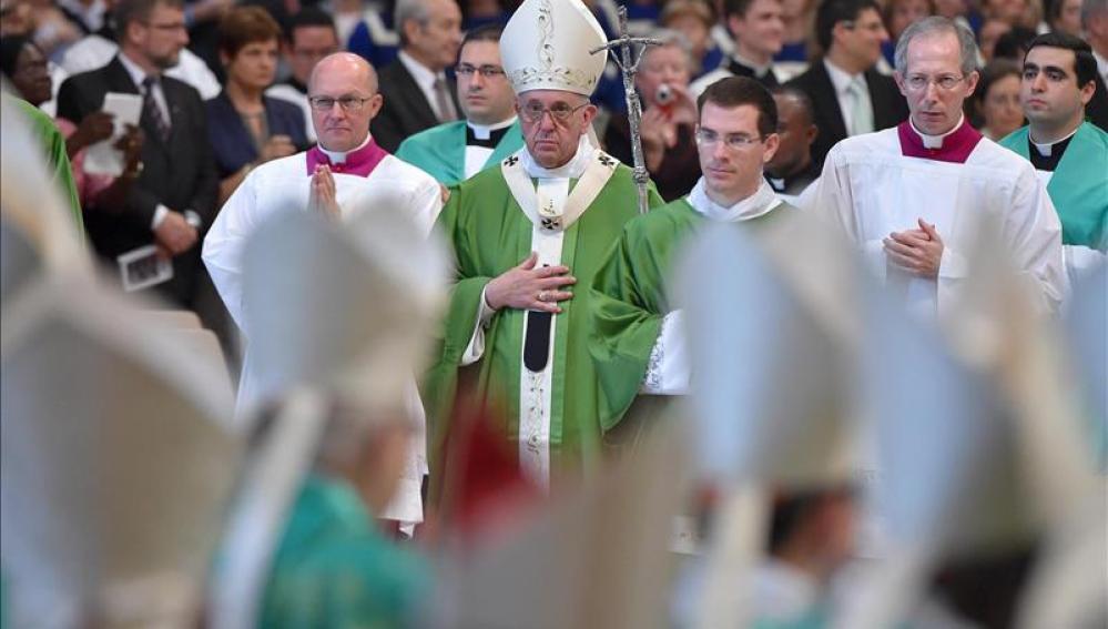 El Papa Francisco a su llegada a la basílica de San Pedro