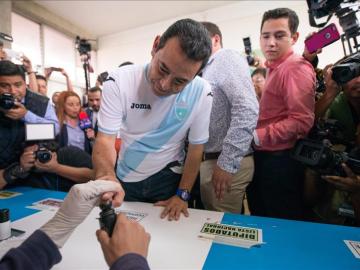  El actor Jimmy Morales gana las elecciones en Guatemala