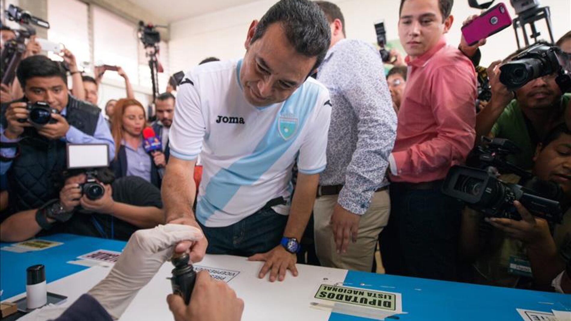  El actor Jimmy Morales gana las elecciones en Guatemala