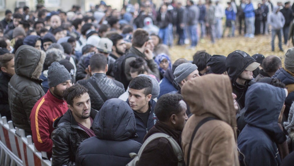 Refugiados esperan ante la oficina de Sanidad y Asuntos Sociales en Berlín