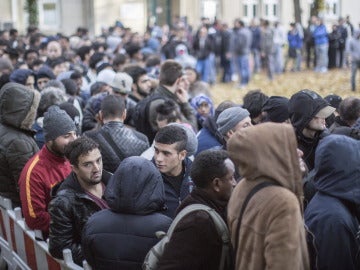 Refugiados esperan ante la oficina de Sanidad y Asuntos Sociales en Berlín