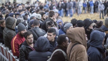 Refugiados esperan ante la oficina de Sanidad y Asuntos Sociales en Berlín