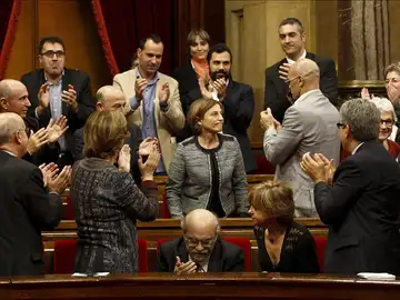 Diputados de Junts pel Sí aplauden a Forcadell Diputados de Junts pel Sí aplauden a Forcadell