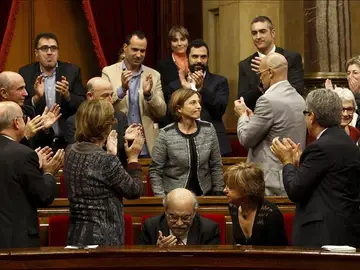 Diputados de Junts pel Sí aplauden a Forcadell Diputados de Junts pel Sí aplauden a Forcadell