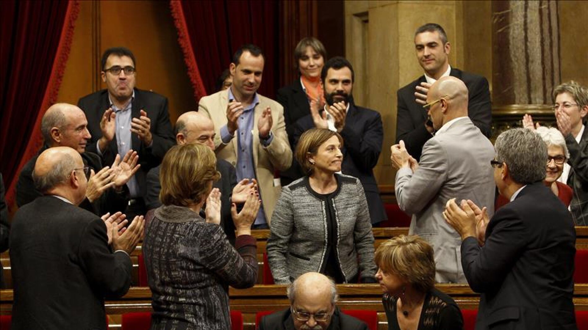 Diputados de Junts pel S&iacute; aplauden a Forcadell