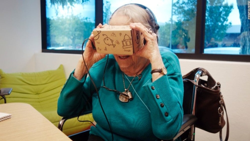 La anciana, durante su visita a la sede de Google
