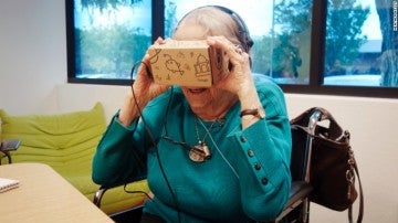 La anciana, durante su visita a la sede de Google