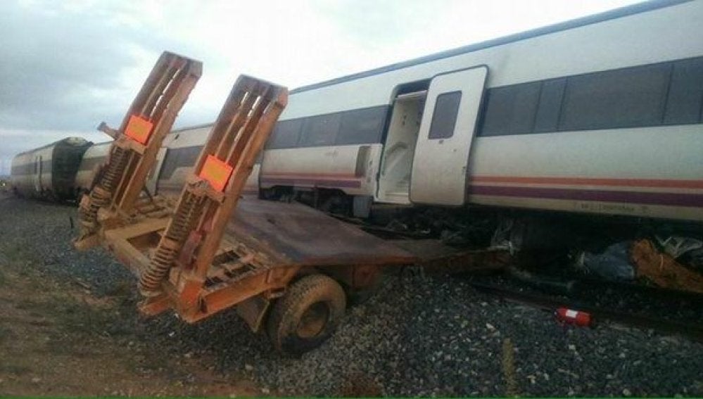 Plataforma del camión, arrollada por el tren