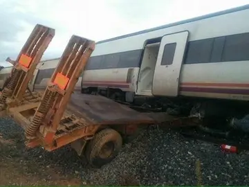 Plataforma del camión, arrollada por el tren Plataforma del camión, arrollada por el tren