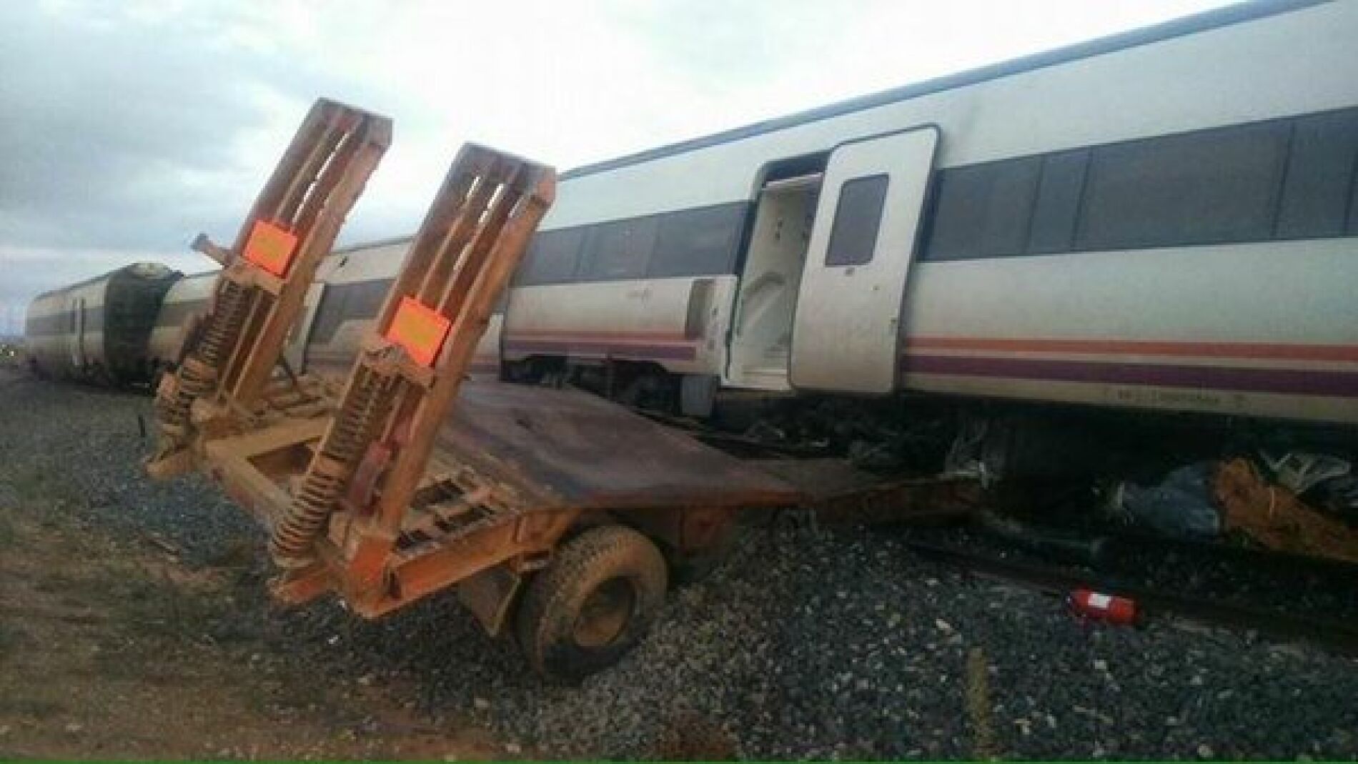 Plataforma del cami&oacute;n, arrollada por el tren