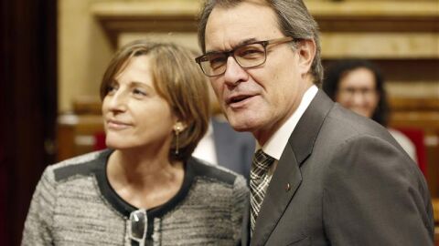 Artur Mas junto a Carme Forcadell en el Parlamento catal&aacute;n