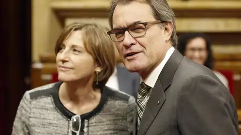 Artur Mas junto a Carme Forcadell en el Parlamento catalán Artur Mas junto a Carme Forcadell en el Parlamento catalán
