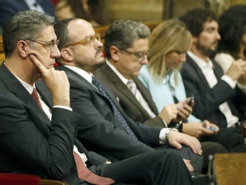 Xavier Garcia Albiol, junto a diputados de su partido, el PP de Cataluña