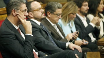 Xavier Garcia Albiol, junto a diputados de su partido, el PP de Cataluña