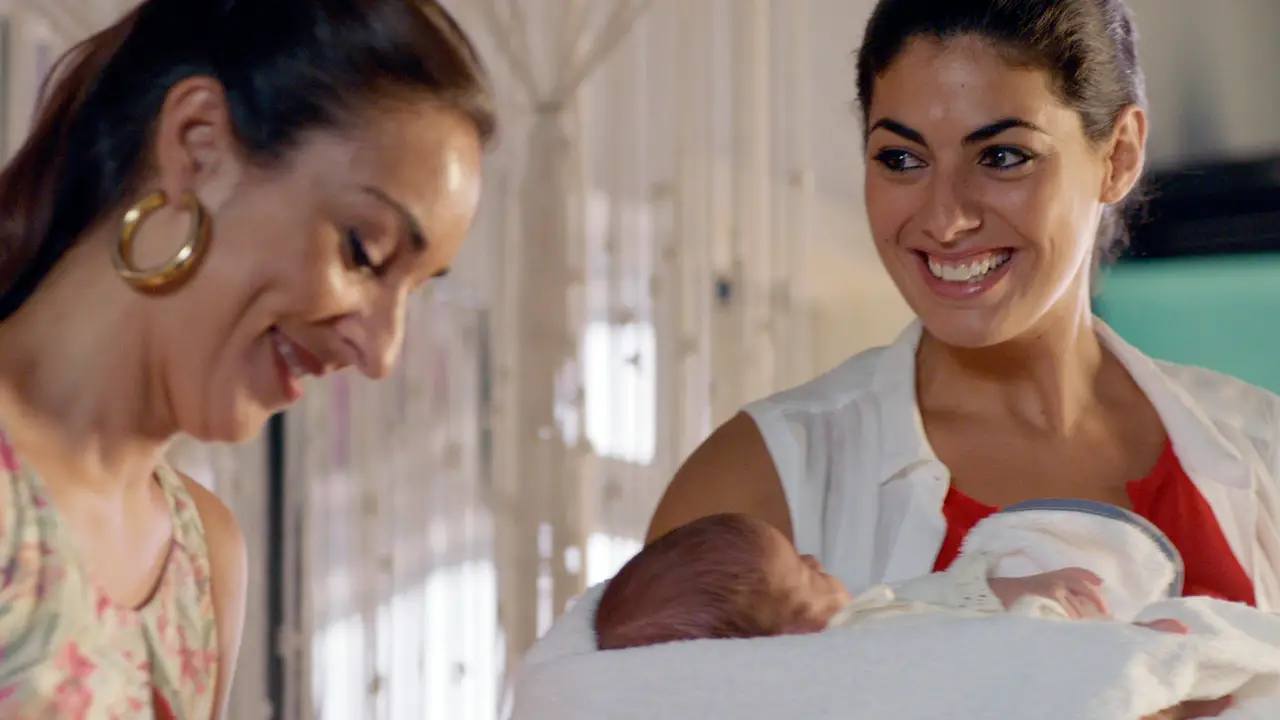 Lola inicia un acercamiento con su familia