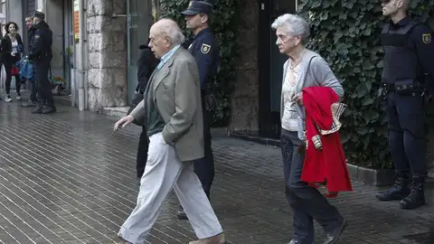 Los Pujol salen de su domicilio Los Pujol salen de su domicilio
