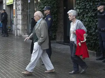 Jordi Pujol y Marta Ferrusola abandonan su domicilio durante el registro Jordi Pujol y Marta Ferrusola abandonan su domicilio durante el registro