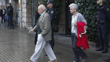 Jordi Pujol y Marta Ferrusola abandonan su domicilio durante el registro