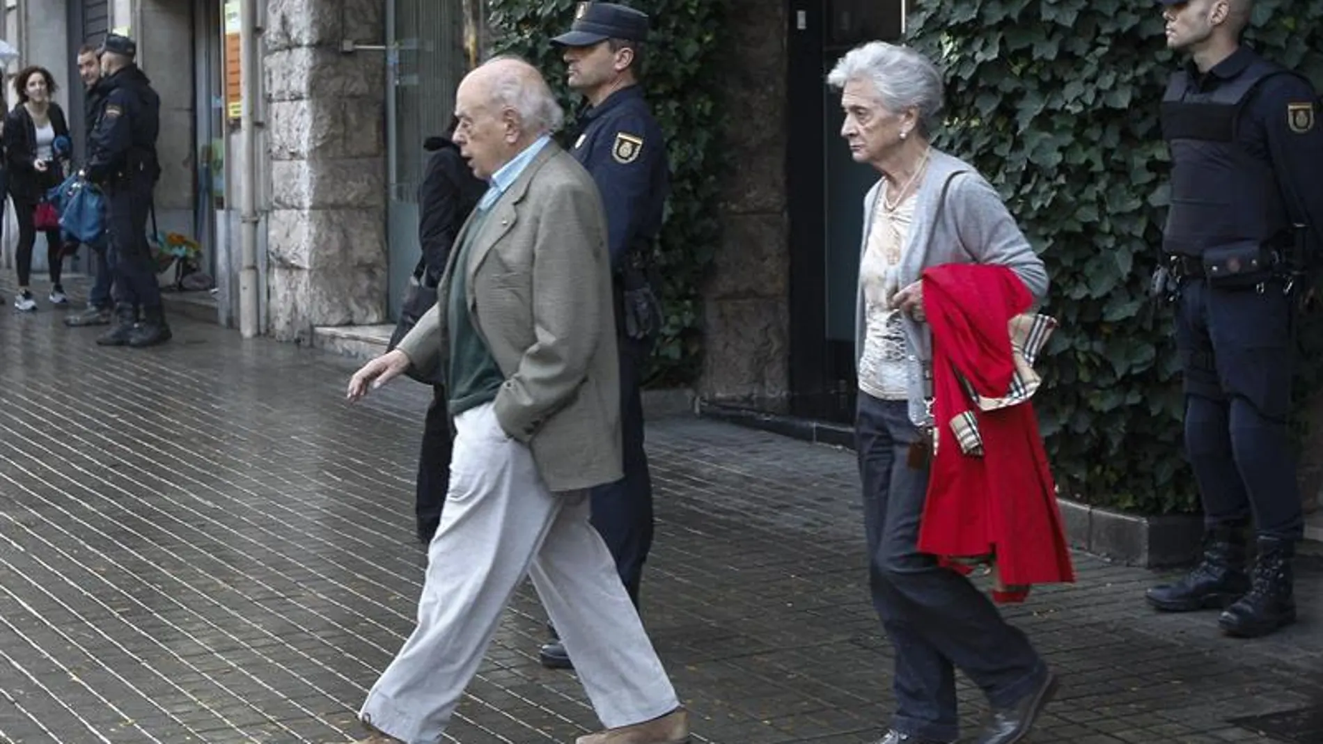 Jordi Pujol y Marta Ferrusola abandonan su domicilio durante el registro Jordi Pujol y Marta Ferrusola abandonan su domicilio durante el registro
