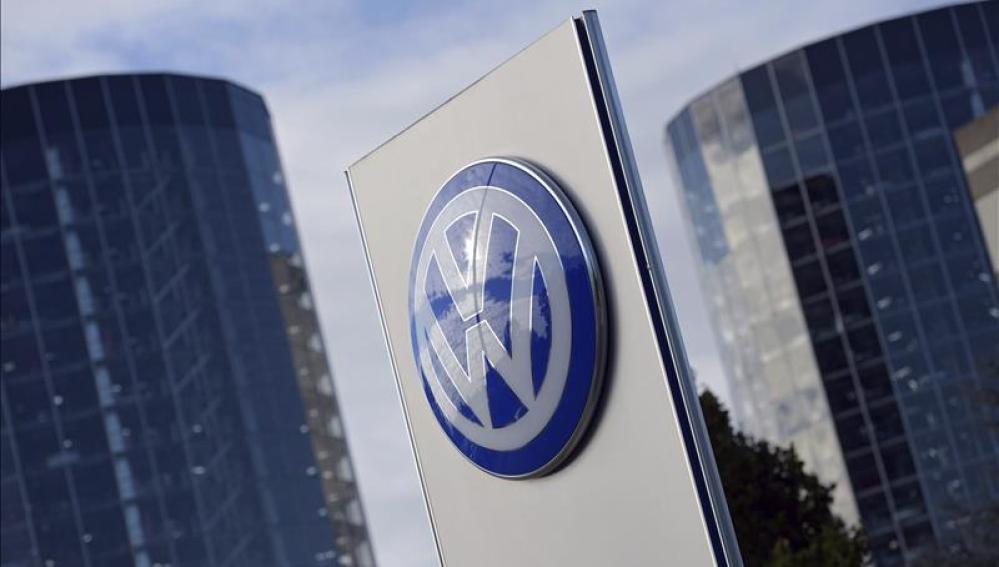 El logotipo de Volkswagen en la ciudad del automóvil en Wolfsburgo