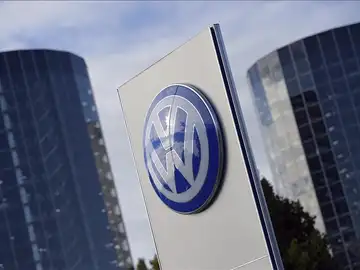 El logotipo de Volkswagen en la ciudad del automóvil en Wolfsburgo El logotipo de Volkswagen en la ciudad del automóvil en Wolfsburgo