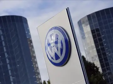 El logotipo de Volkswagen en la ciudad del automóvil en Wolfsburgo El logotipo de Volkswagen en la ciudad del automóvil en Wolfsburgo